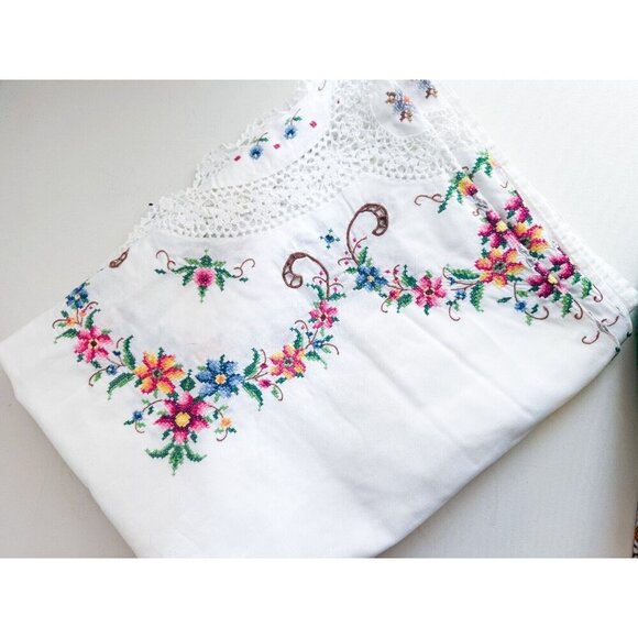 Vintage Antique Cross Stich Embroidered Crochet Large Tablecloth - Picture 2 of 11